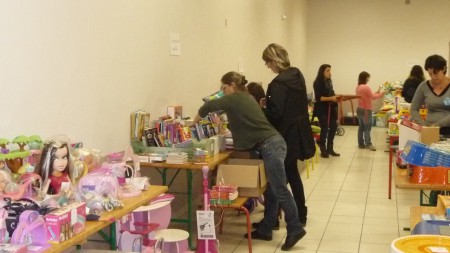  Les filles du CA des Z'enfants d'abord! au boulot vendredi soir: on étiquette, on organise...