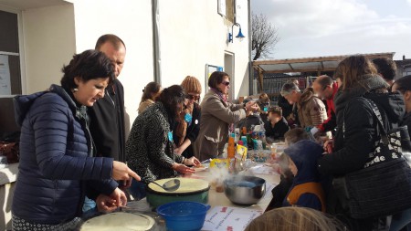 Marjolaine, des Z'enfants d'abord!, aux commandes des crêpières!