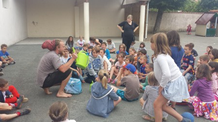 Jojo, lors de la remise du matériel de jardin aux enfants 